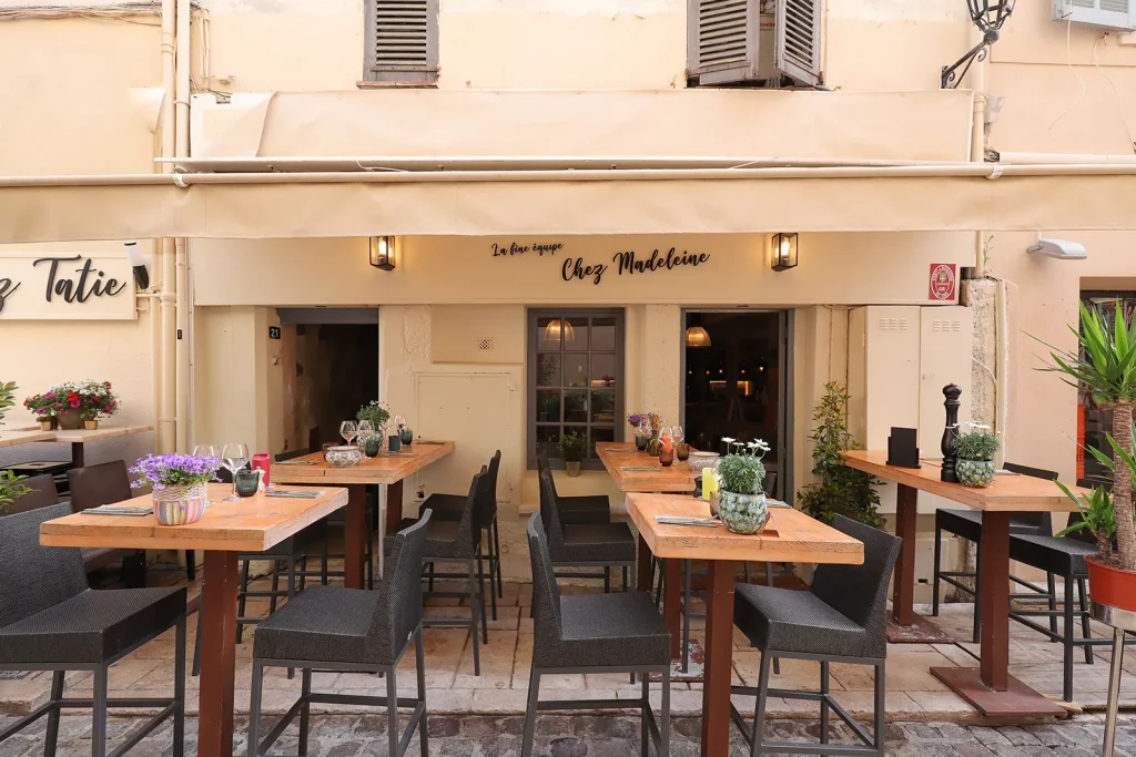 LA FINE ÉQUIPE CHEZ MADELEINE Bar à Huîtres & Restaurant Saint Tropez