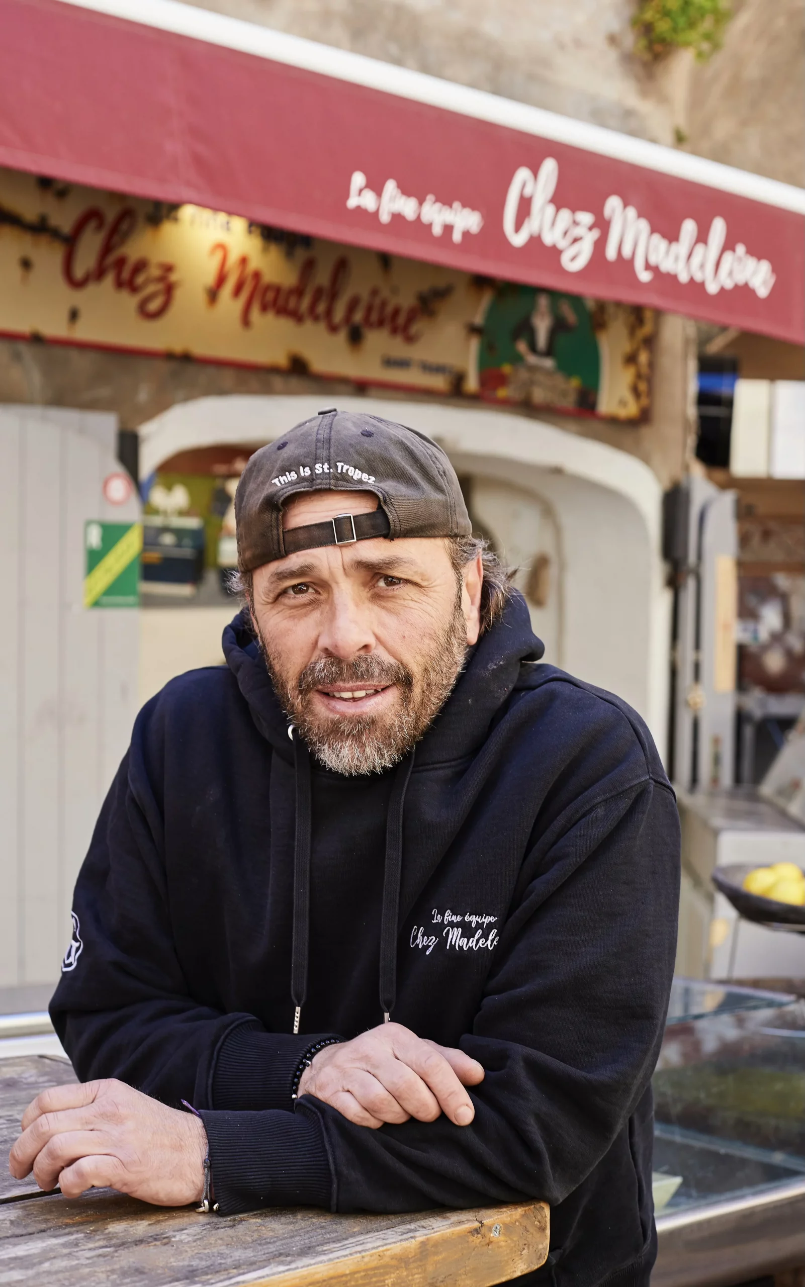 Alain Fonquergne , propriétaire de la Fine Equipe, restaurant, fromagerie et fruits de mer à Saint-Tropez