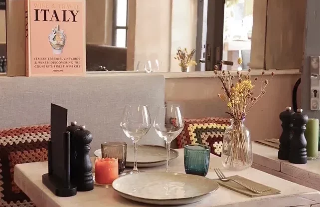 LA FINE ÉQUIPE CHEZ MADELEINE Bar à Huîtres & Restaurant Saint Tropez